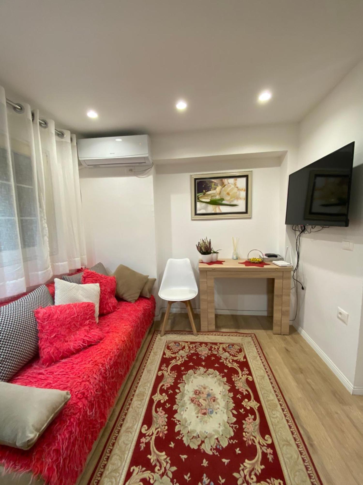Central Welcoming Apartment In ティラナ エクステリア 写真